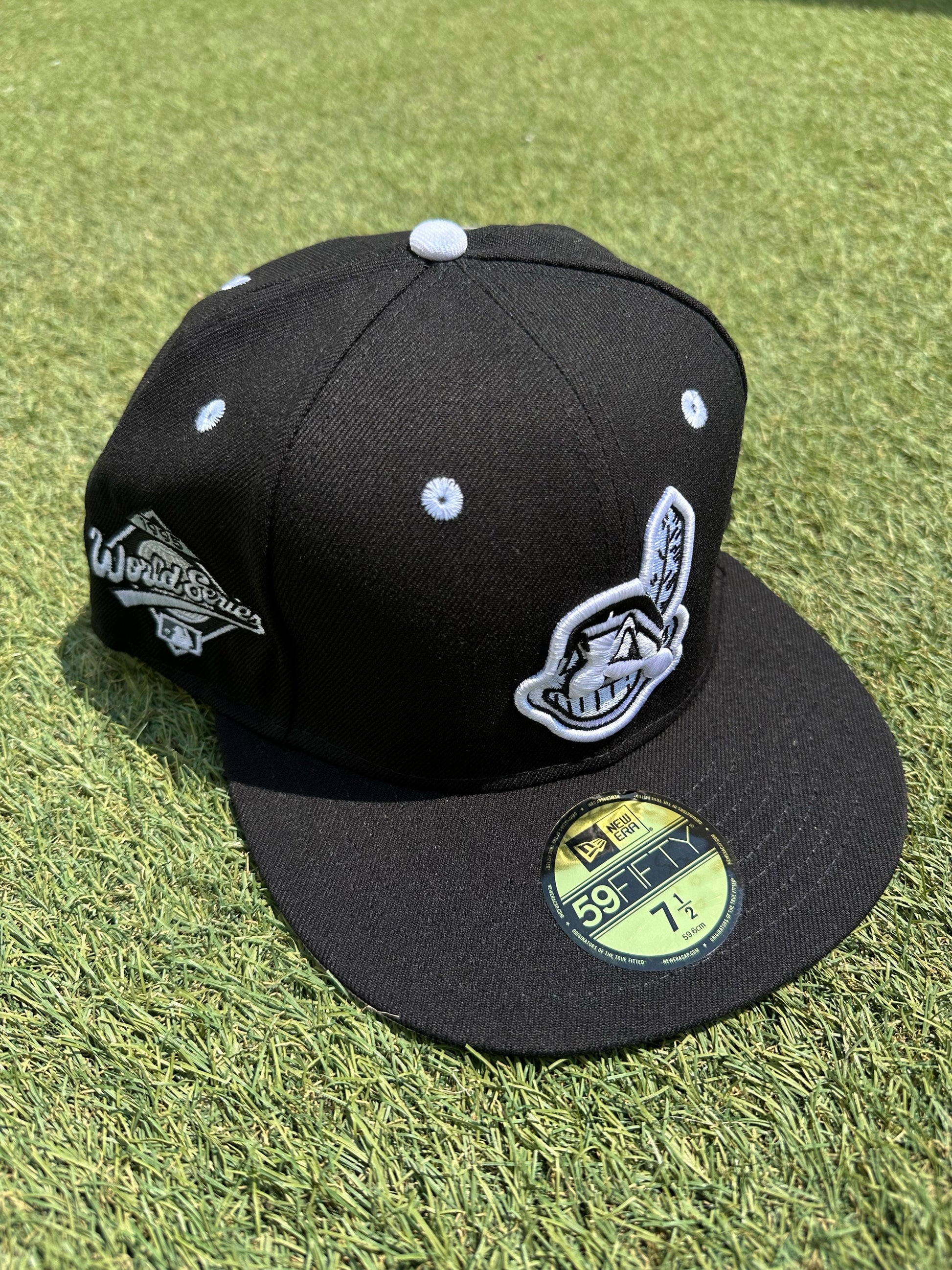 Gorra New Era 59FIFTY Cleveland Indians con sidepatch bordado, original MLB en estilo fitted.