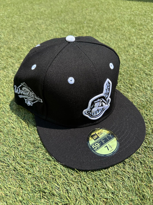 Gorra New Era 59FIFTY Cleveland Indians con sidepatch bordado, original MLB en estilo fitted.
