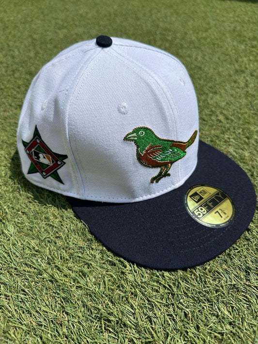 "Gorra New Era 59FIFTY de los Baltimore Orioles con sidepatch bordado, original MLB con visera plana."